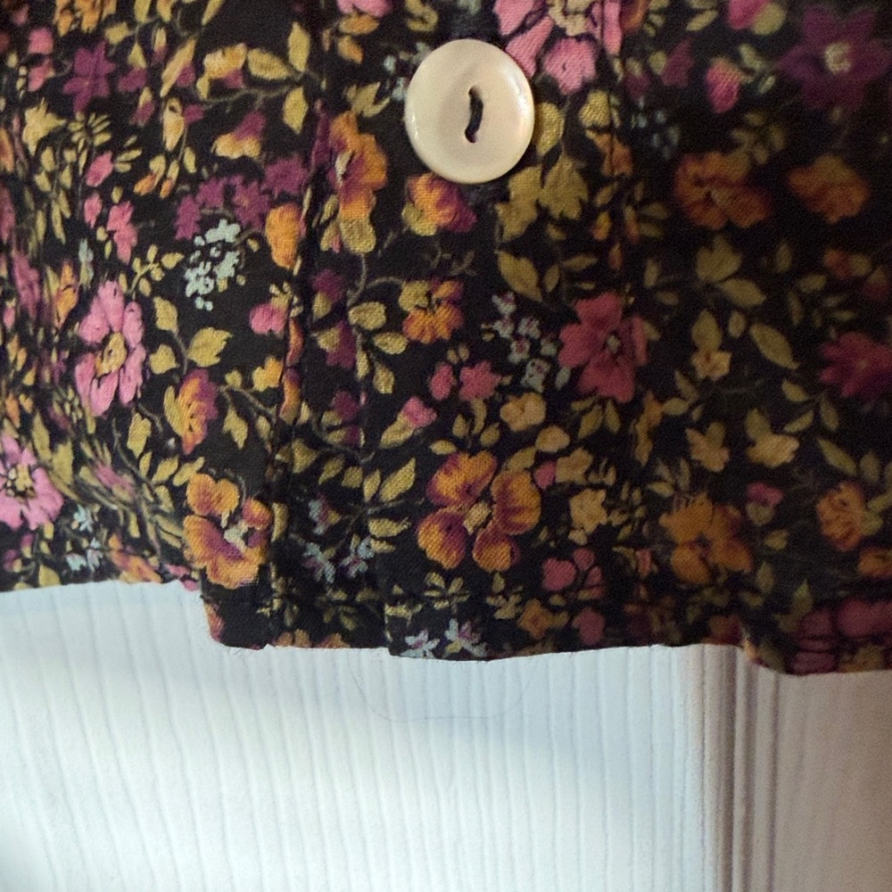 Floral Button-Up Blouse - Picture 6 of 6